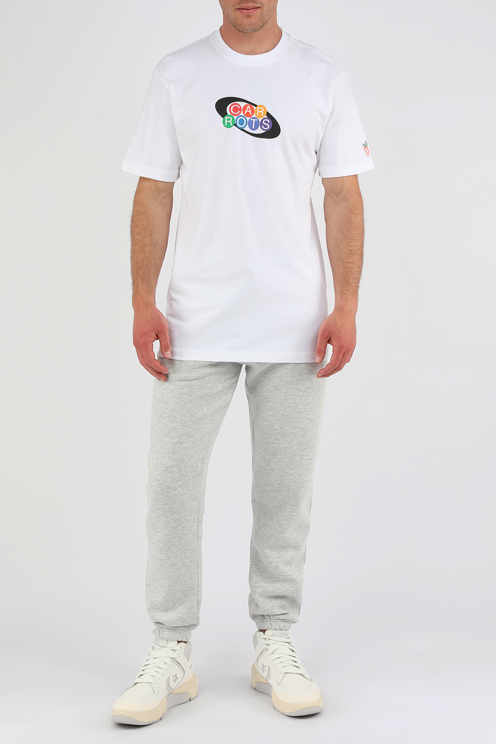 חולצה לבנה עם לוגו גראפי